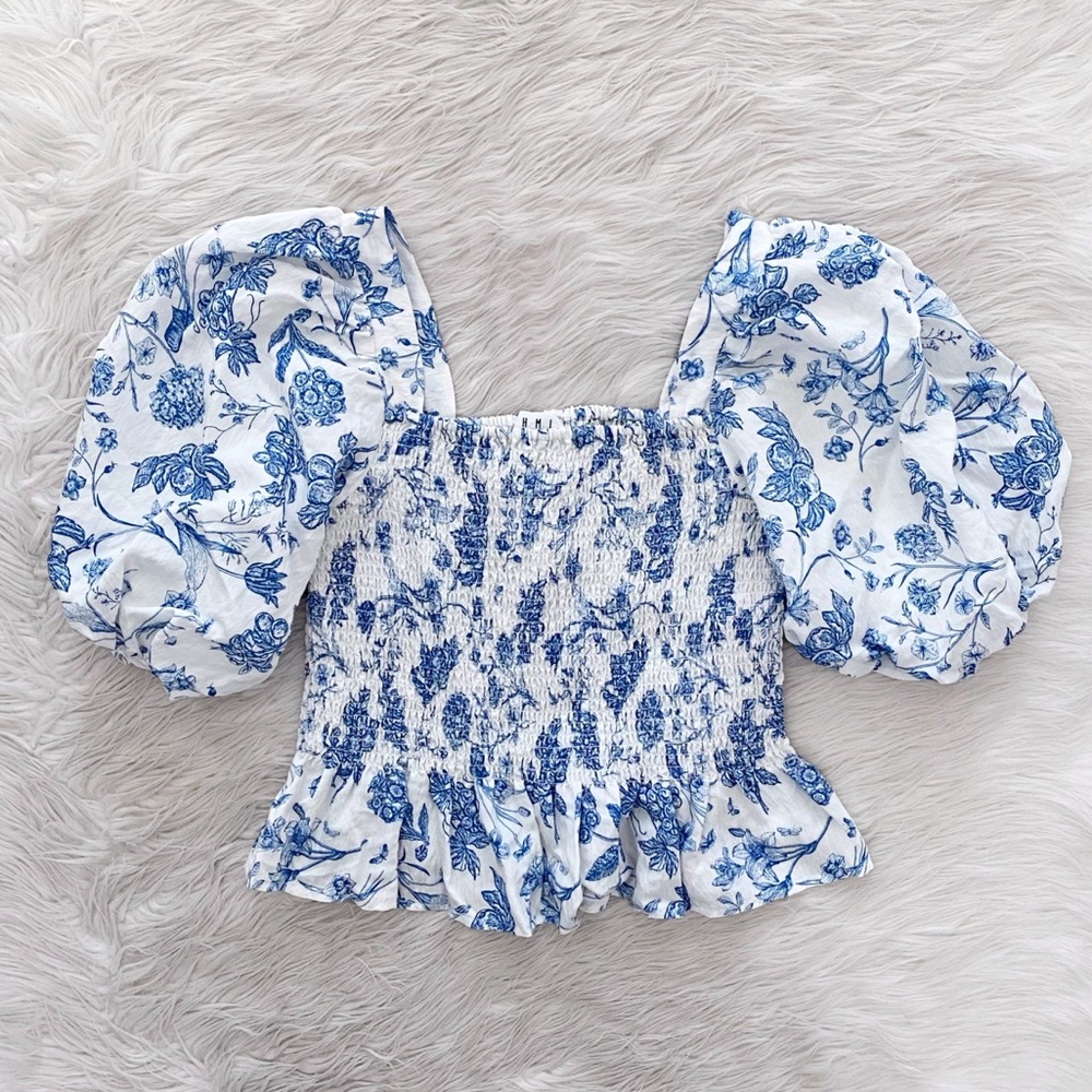 THML Toile Print Blue White Floral Smocked Bodice Short Puff Sleeve Shirt Top XS